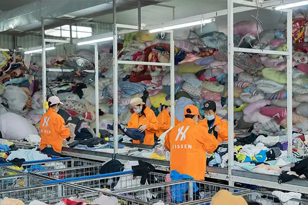 hissenglobal's dedicated team working on several used clothes orders
